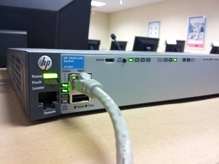 HP 2920-24G SDN capable switch, console ports, USB port, out-of-band management port.