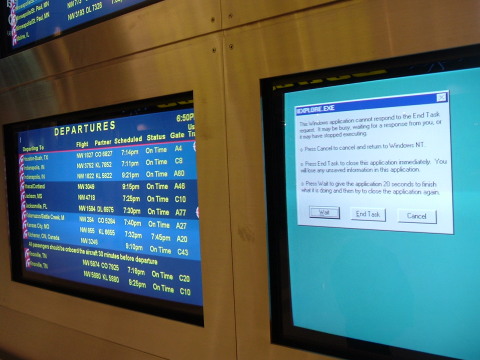 Epic fail: Crash dump screen, Detroit airport flight status system.