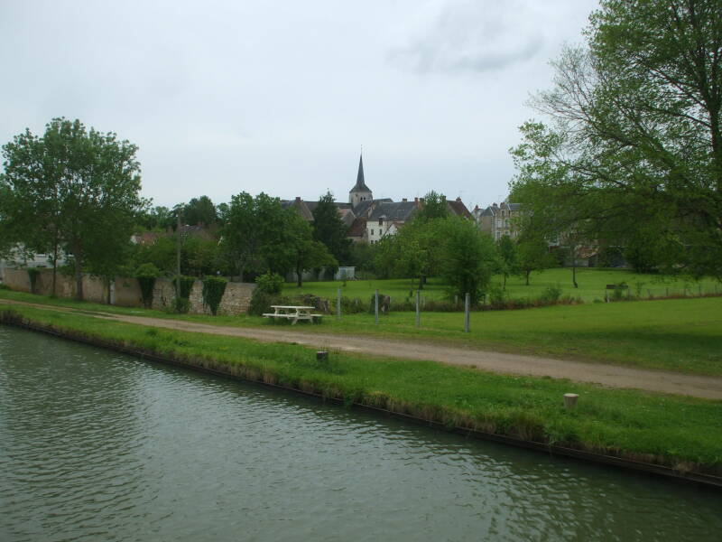 Approaching La Chapelle-Montlinard on the Canal Latéral à la Loire.