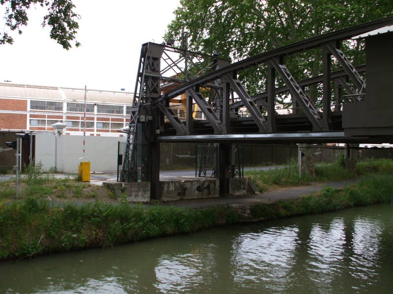 Small rail lift bridge over the the Canal du Midi.