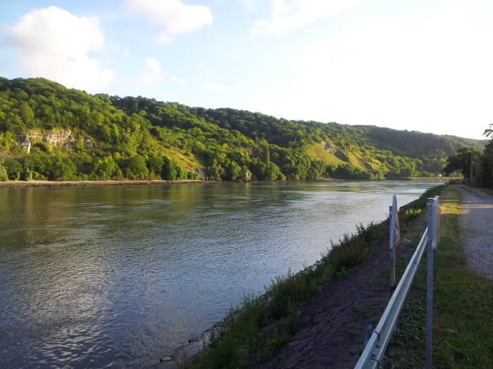 View east along the Seine at Le Mesnil-sous-Jumièges.