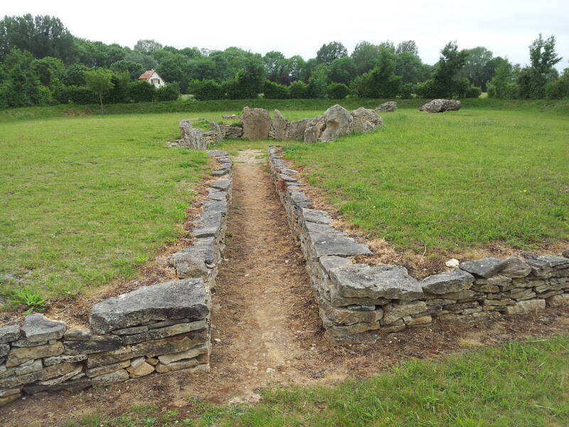 Entry passage of the dolmen of Pierre Tourneresse, oriented toward 100°.