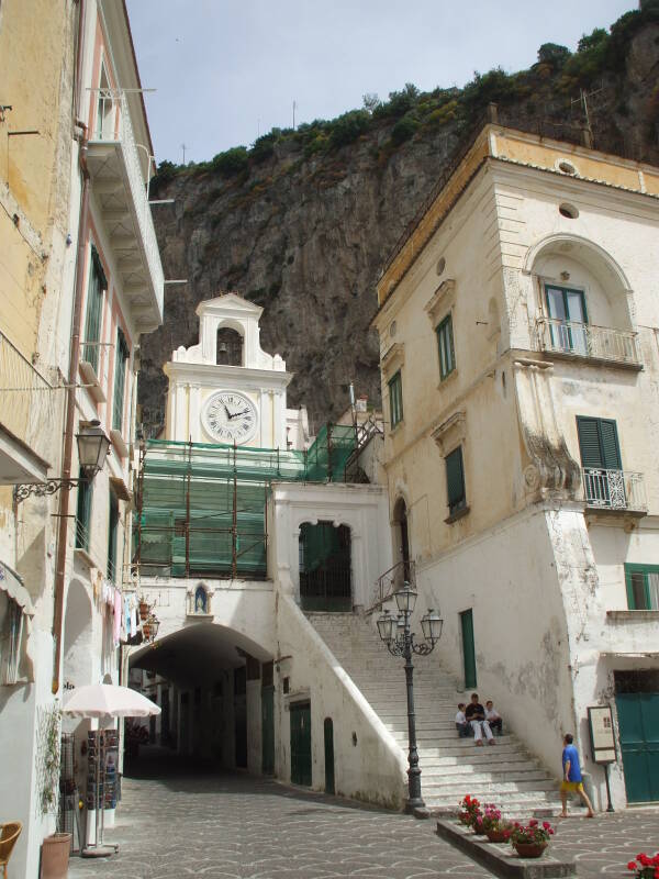 Across Piazza Umberto and through the next arch.