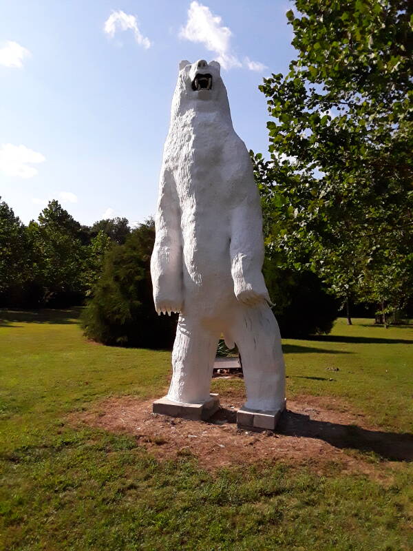 Great White Bear statue at Waapaahšiki Siipiiwi Mounds Historical Park, made by carvers John Fleetwood, Jim Roberts, and Hugh Oxendine.