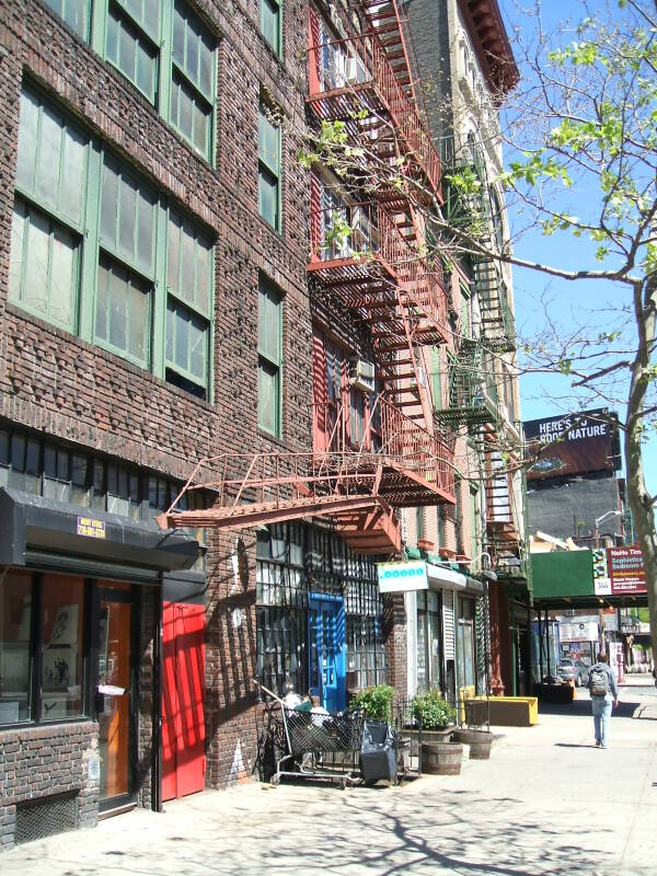338-340 Bowery, a former dormitory and SRO, partially operating as a hostel from around 2000 until 2014.